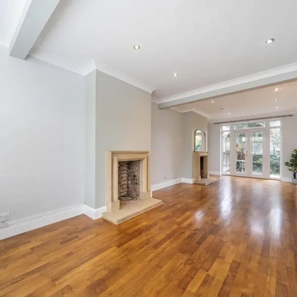 Maypole Cres, London, UK