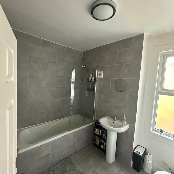 Garratt Ln & Earlsfield Rd, London SW18 4SW, UK