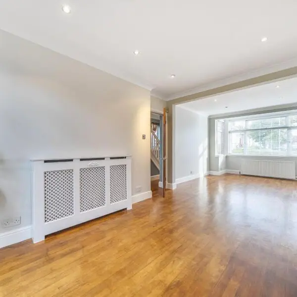 Maypole Cres, London, UK