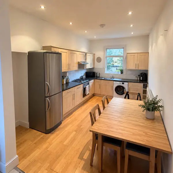 80 Rossiter Rd, London SW12 9RX, UK