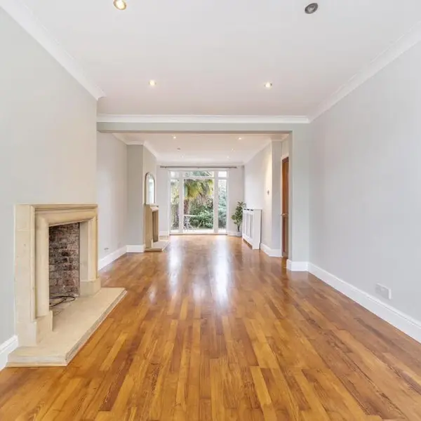 Maypole Cres, London, UK